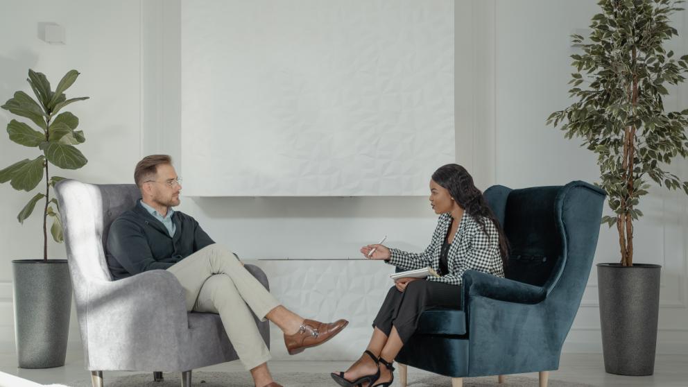 Een begeleider en cliënt in gesprek over psychisch welzijn