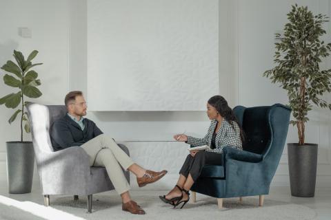 Een begeleider en cliënt in gesprek over psychisch welzijn