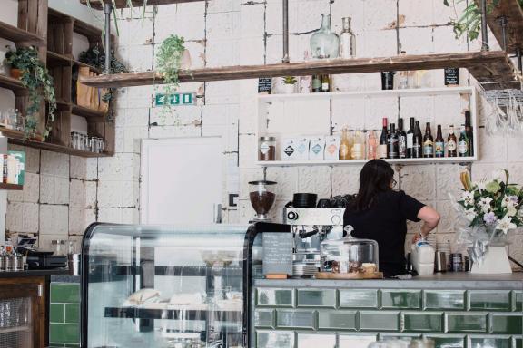 Groei van openstaande vacatures: vooral behoefte aan personeel in horeca, bouw en zorg