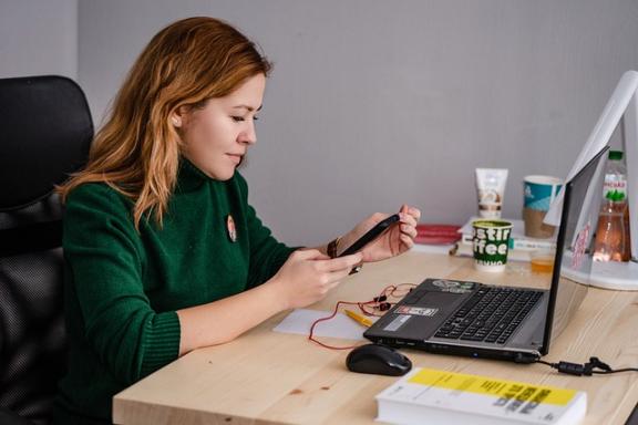 Nederlandse werknemers zitten gemiddeld 10,7 uur op een doordeweekse dag